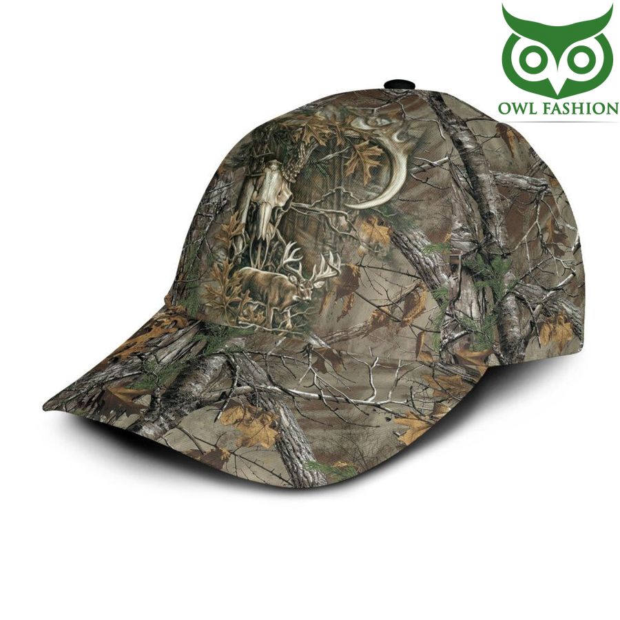 23 Hunting Deer with Dry Twig Classic Cap