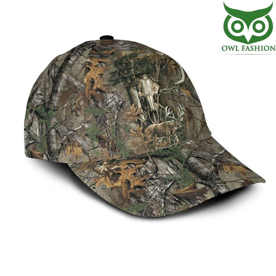 22 Hunting Deer with Dry Twig Classic Cap