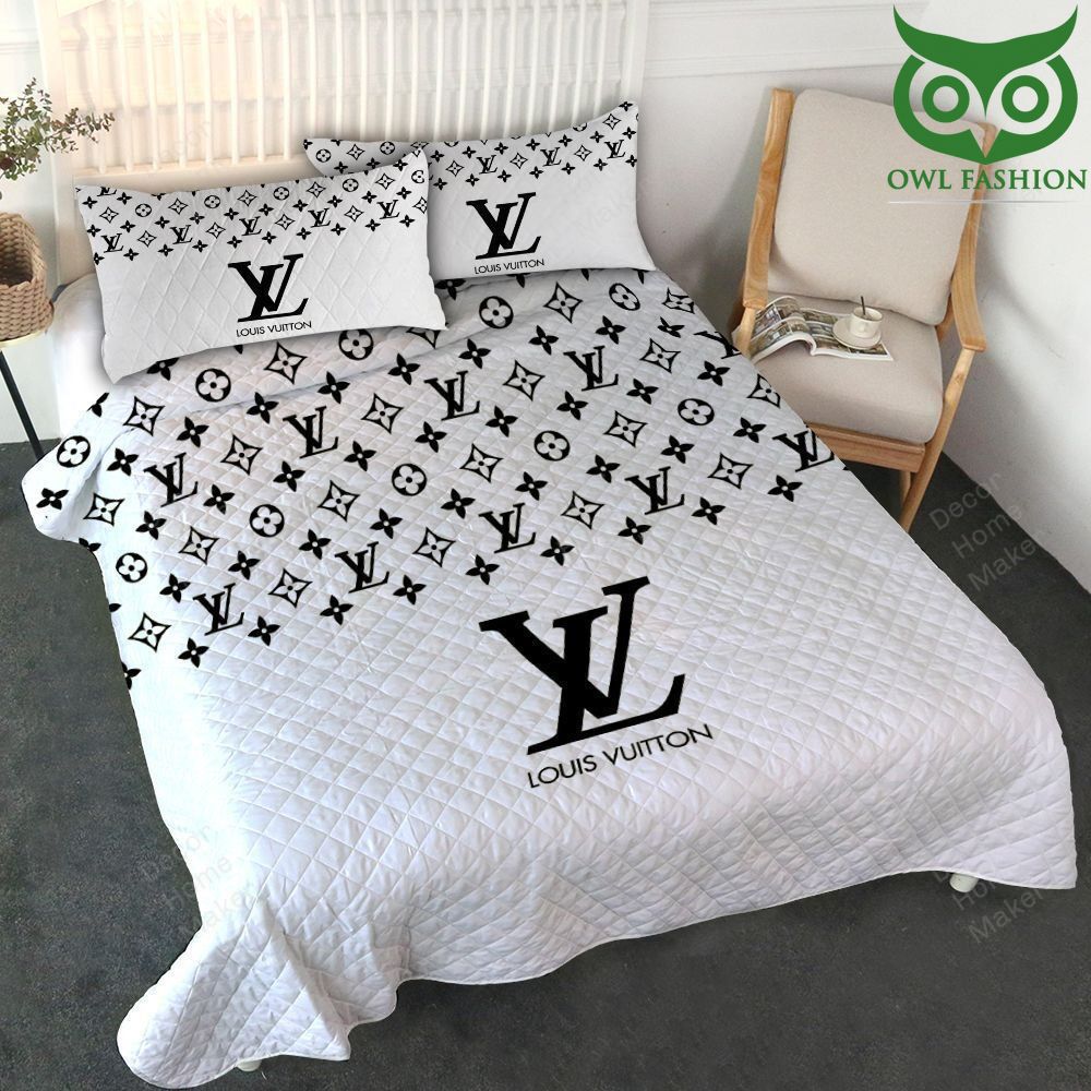 156 Louis Vuitton logo pattern white bedding set limited edition
