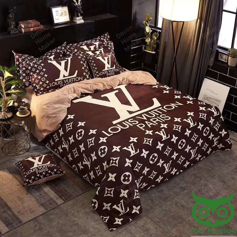 Luxury Louis Vuitton Paris Multiple Small Logos with A Big In Center Bedding Set
