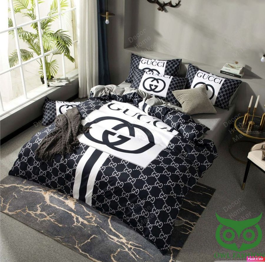 31 Luxury Gucci Black with Multiple Logos and Brand Logo in Center Bedding Set