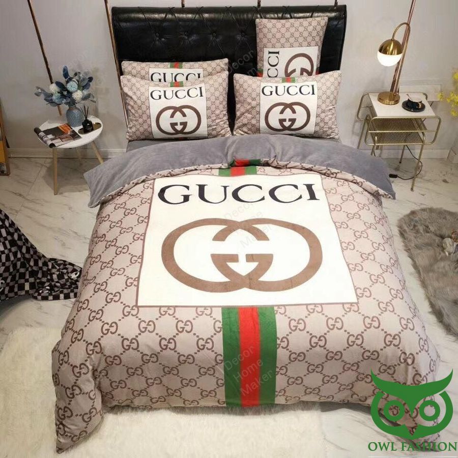 56 Luxury Gucci with Small Logos Around with Vertical Vintage Web Patterns Bedding Set