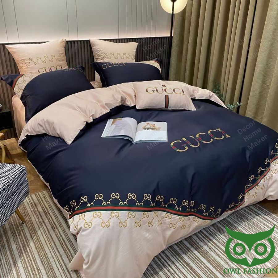 39 Luxury Gucci Black and Beige Color with Pattern like Golden Chains Bedding Set