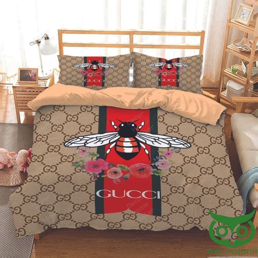19 Luxury Gucci Monogram Pattern with Fly and Flower Center Bedding Set
