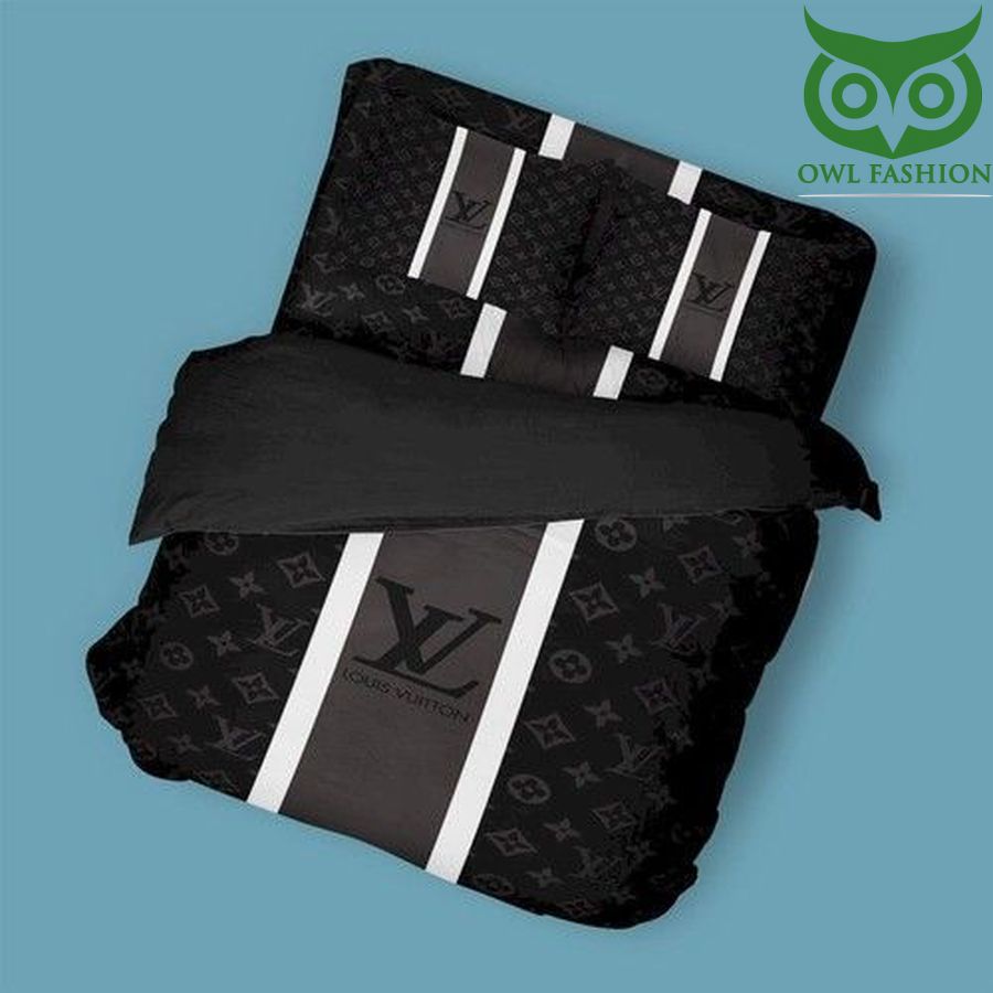 Luxury LV Louis Vuitton Logo Black Bedding Set