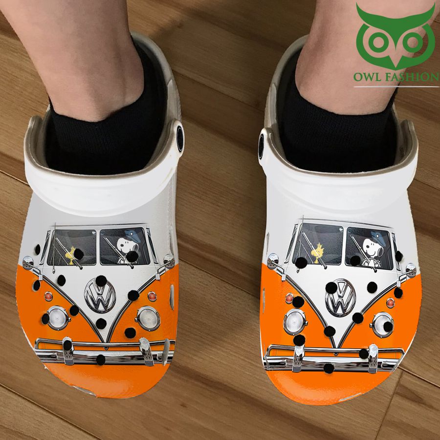 https://images.shopowlfashion.com/2022/06/83-Snoopy-dog-driving-Volkswagen-Car-crocs-Slippers.jpg