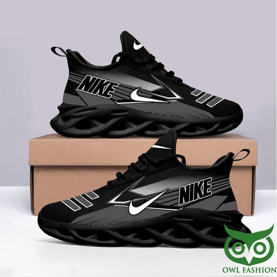 26 Limited Nike US with Brand Name Black Max Soul Sneaker