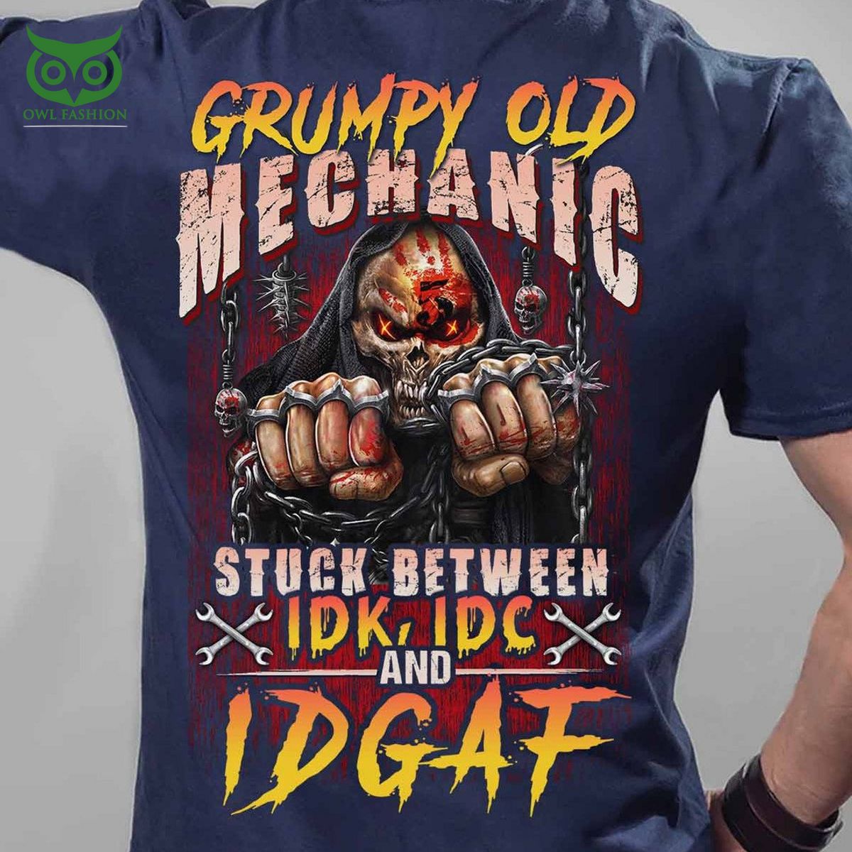 grumpy old mechanic stuck between 2d t shirt 1 L2OrE